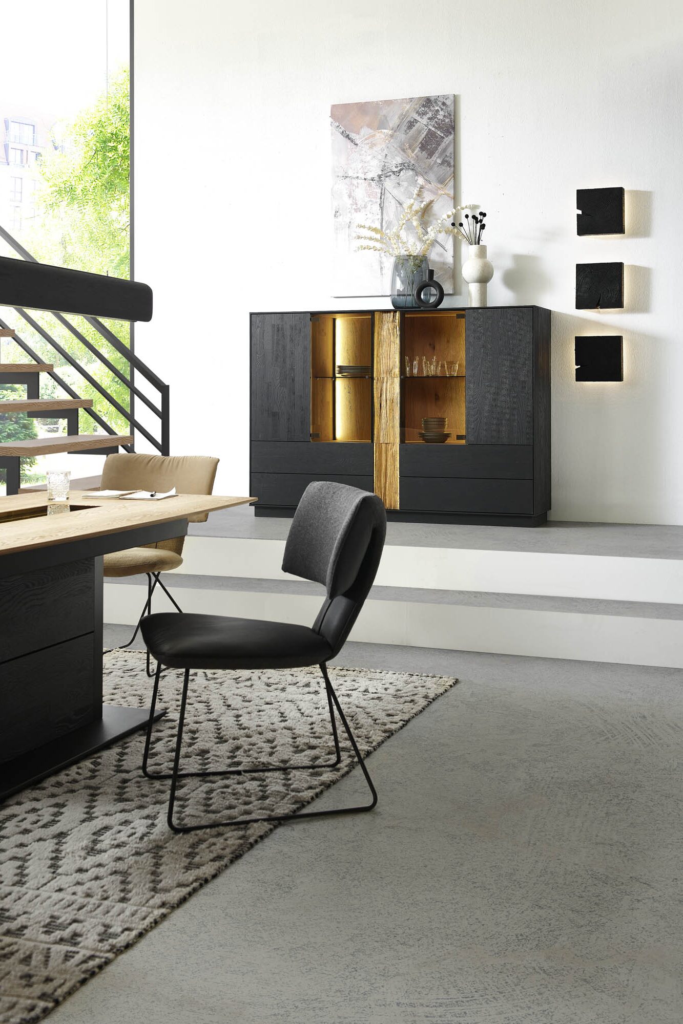 hartmann-kilva-highboard-dunkel-eiche-stuhl